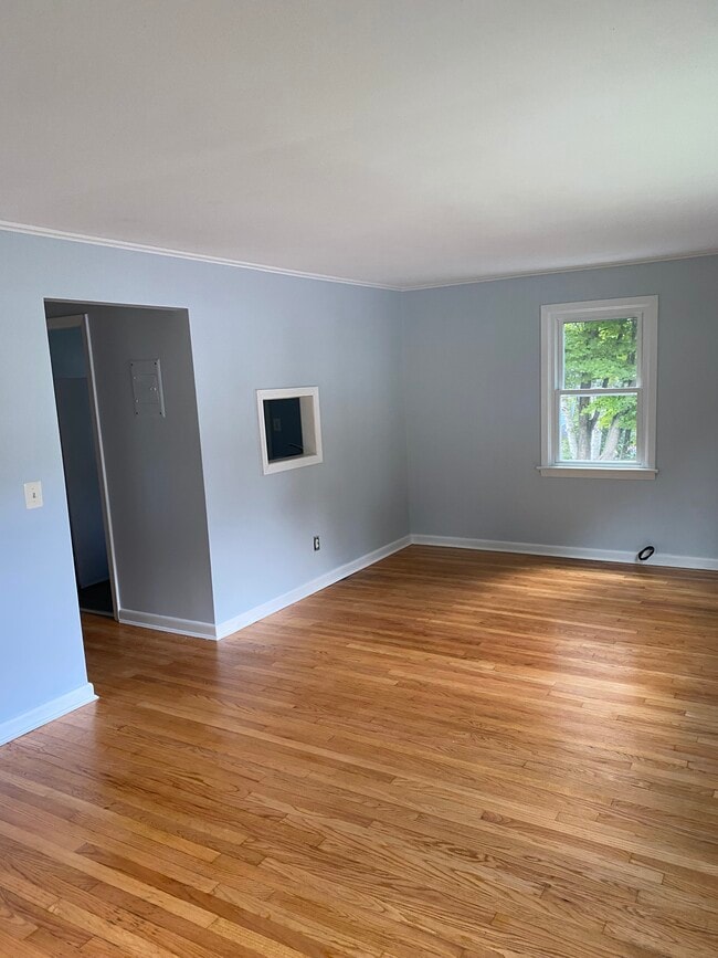 84 Walnut St, Unit 1 in Thomaston, CT - Foto de edificio - Building Photo