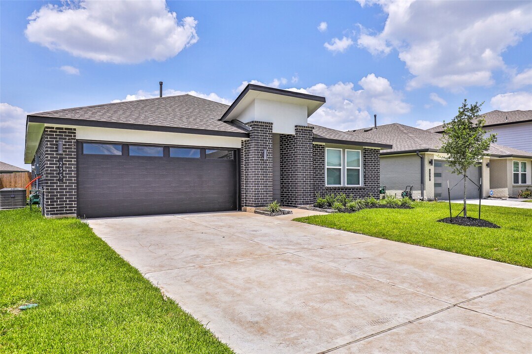 235 John House Ln in Arcola, TX - Building Photo