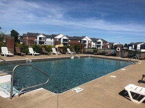 Cross Lake Apartments in Evansville, IN - Building Photo - Building Photo