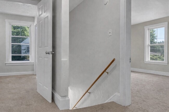 280 Main St, Unit #2 in Westbrook, ME - Foto de edificio - Building Photo