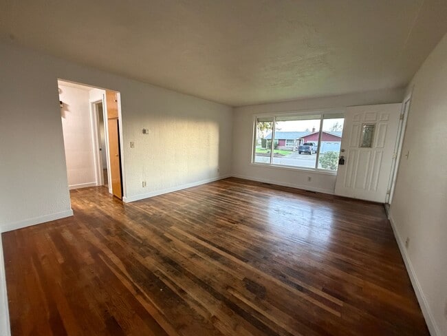 1316 C St in Independence, OR - Building Photo - Building Photo