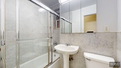 323 E 83rd St in New York, NY - Building Photo - Building Photo