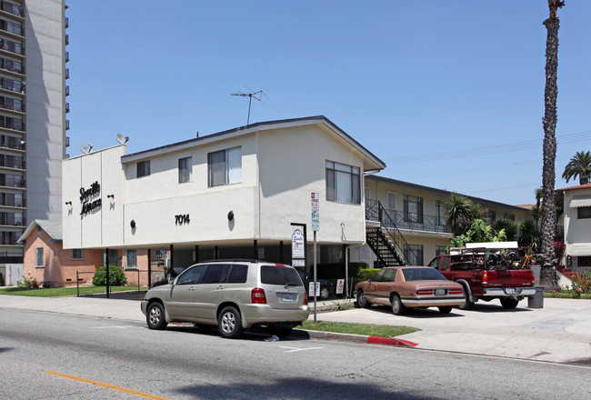 Seville Terrace in Huntington Park, CA - Foto de edificio - Building Photo