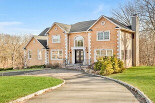 34 Renfrew Rd in Clarkstown, NY - Building Photo