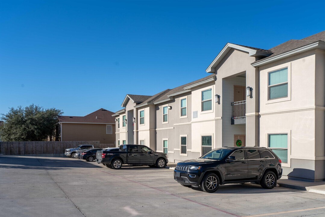 4250 Dorel Dr in Laredo, TX - Building Photo