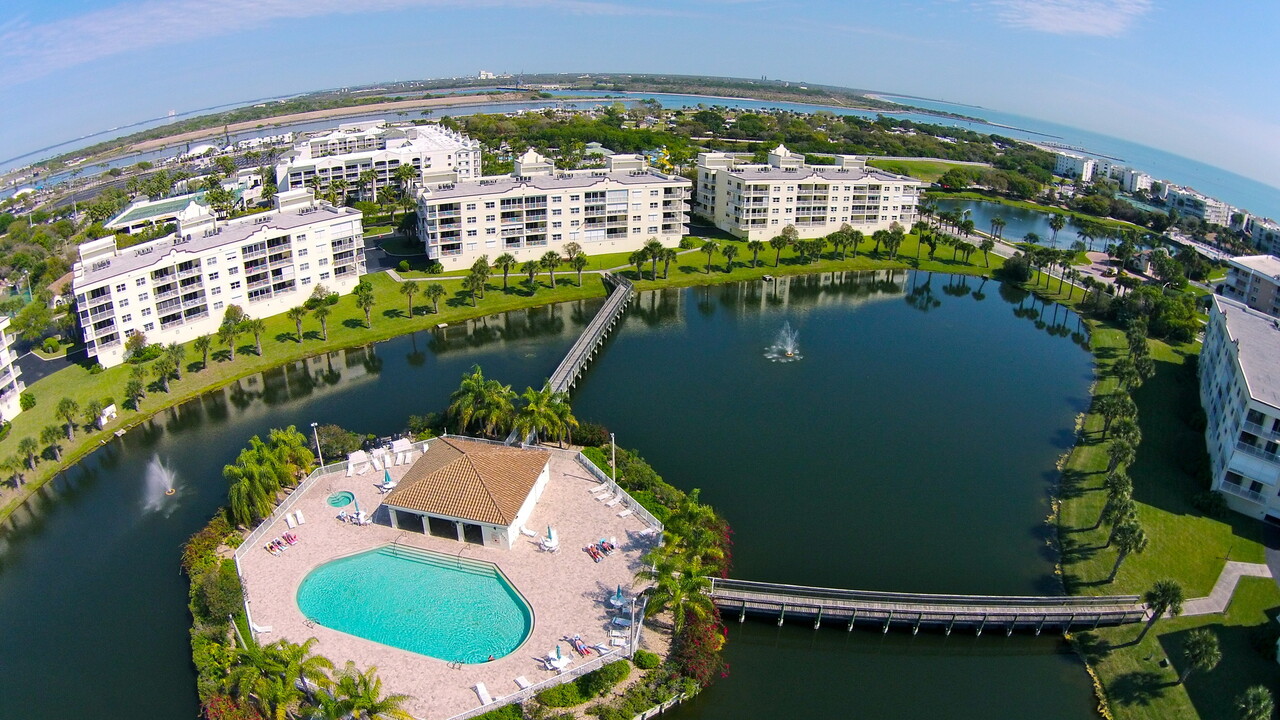 8911 Lake Dr in Cape Canaveral, FL - Building Photo