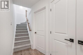 802 Ninaatik Pl in Ottawa, ON - Building Photo - Building Photo