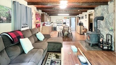 219 Pleasant St in Monson, ME - Foto de edificio - Building Photo