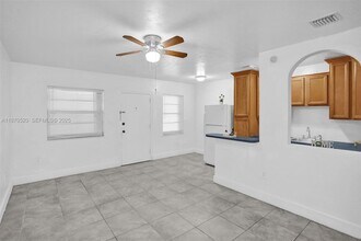 1860 Venice Park Dr in North Miami, FL - Foto de edificio - Building Photo