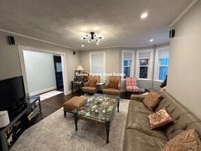 132 George St, Unit 1 in Medford, MA - Foto de edificio - Building Photo