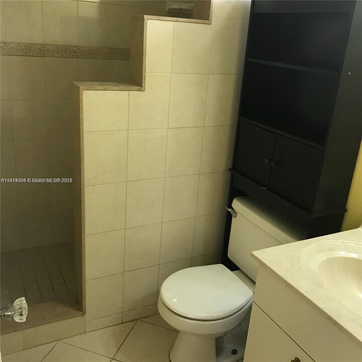 107 Gardens Dr, Unit 202 in Pompano Beach, FL - Foto de edificio