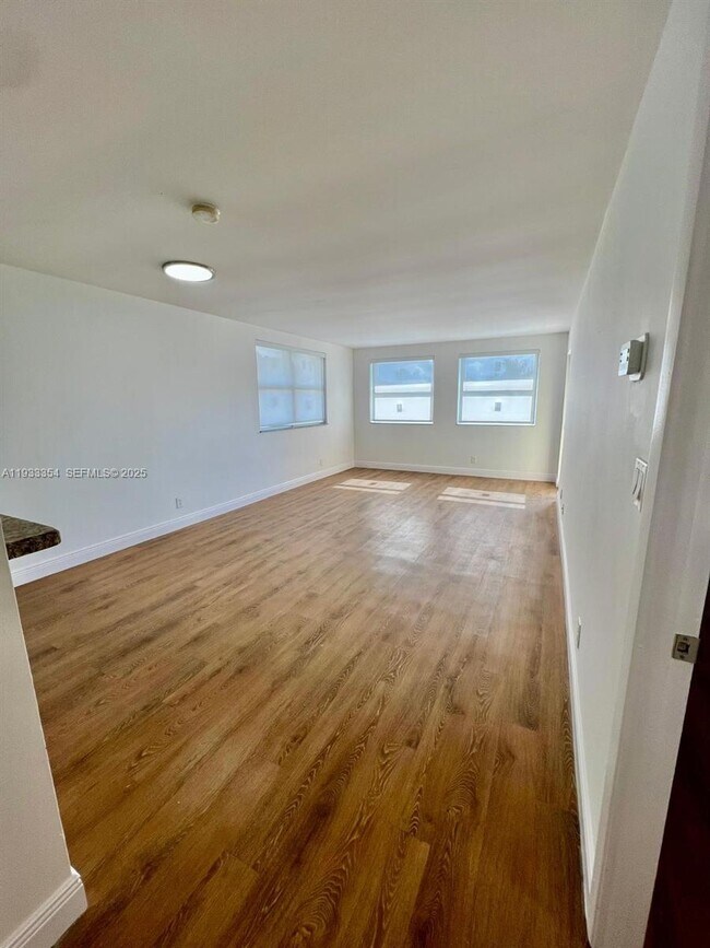 8180 Geneva Ct in Doral, FL - Foto de edificio - Building Photo