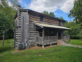 1273 Harbin Rd in Dandridge, TN - Building Photo