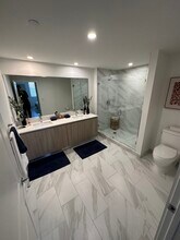 670 W 77th St in Hialeah, FL - Foto de edificio - Building Photo