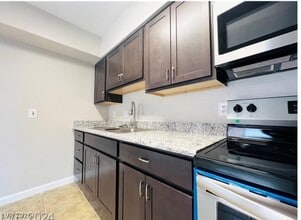 2920 E Siki Ct in Las Vegas, NV - Building Photo - Building Photo