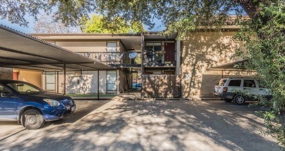 407 N Preston St in Ennis, TX - Foto de edificio - Building Photo