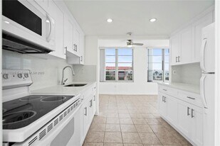 7735 Abbott Ave in Miami, FL - Building Photo