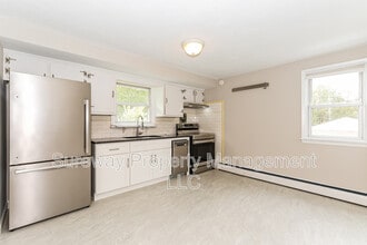 18 Crest Ave in Pennington, NJ - Building Photo - Building Photo