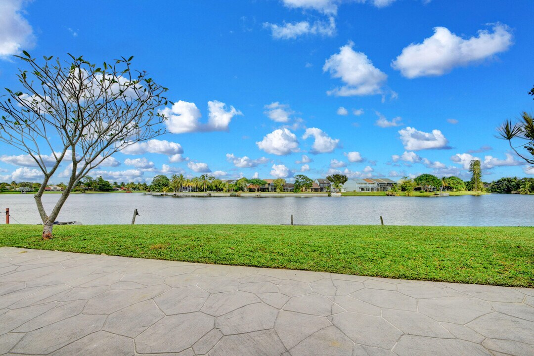 12561 Shoreside Ln in Wellington, FL - Building Photo