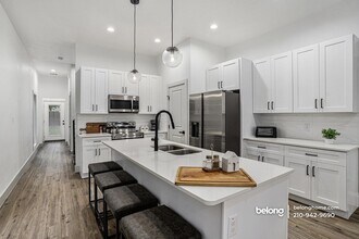 321 Porter St in San Antonio, TX - Building Photo - Building Photo