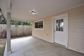 504 Texas St, Unit Unit B in Tomball, TX - Foto de edificio - Building Photo