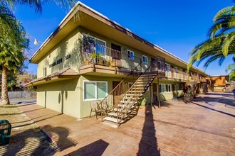 Woodlawn Apartments in Escondido, CA - Building Photo - Building Photo