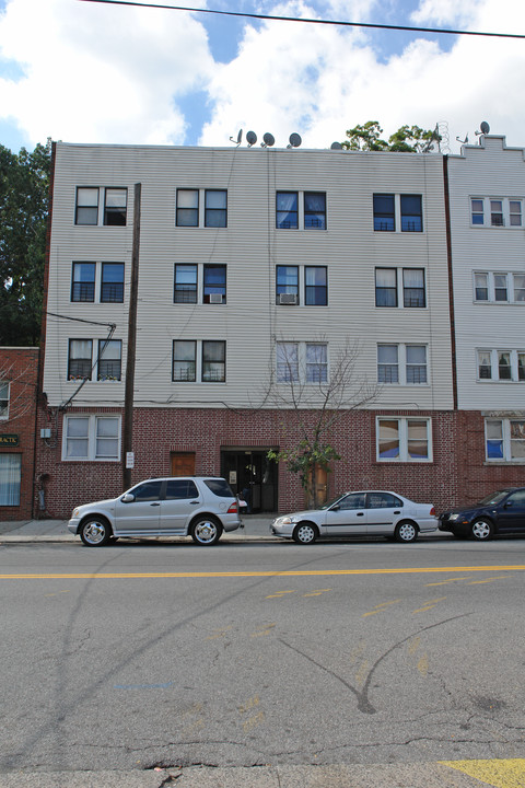 299 Mclean Ave in Yonkers, NY - Building Photo