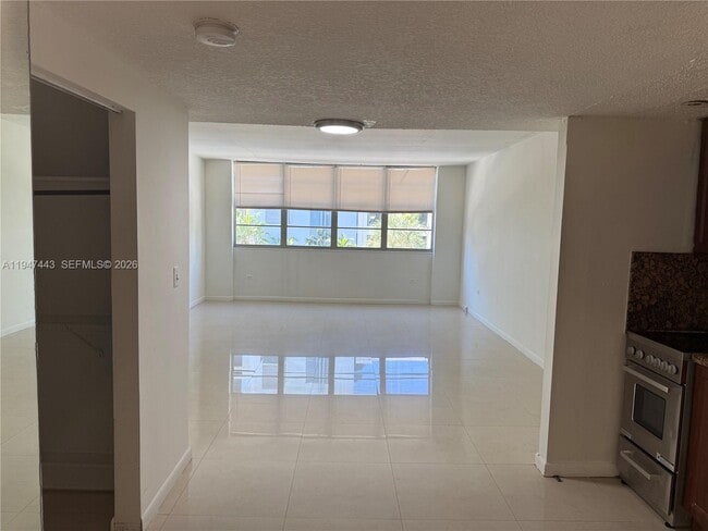 825 Brickell Bay Dr, Unit 449 in Miami, FL - Foto de edificio - Building Photo
