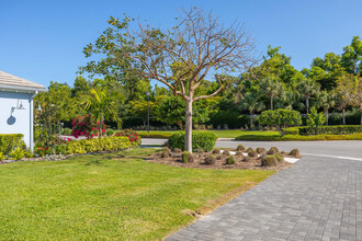 5626 Elbow Ave in Naples, FL - Foto de edificio - Building Photo
