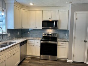 306 Circuit Ln in Newport News, VA - Building Photo - Building Photo