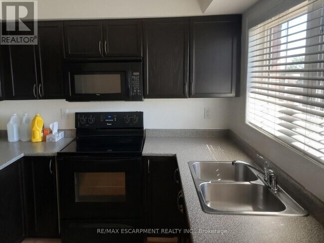 2579 Sixth Line in Oakville, ON - Building Photo - Building Photo