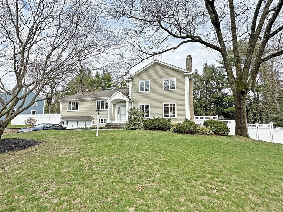 9 Lantern Rd in Belmont, MA - Building Photo