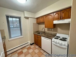 1758 Commonwealth Ave in Boston, MA - Foto de edificio - Building Photo