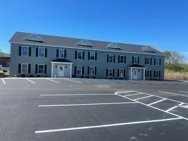 The Residences at Davis Pines in Menands, NY - Foto de edificio - Building Photo