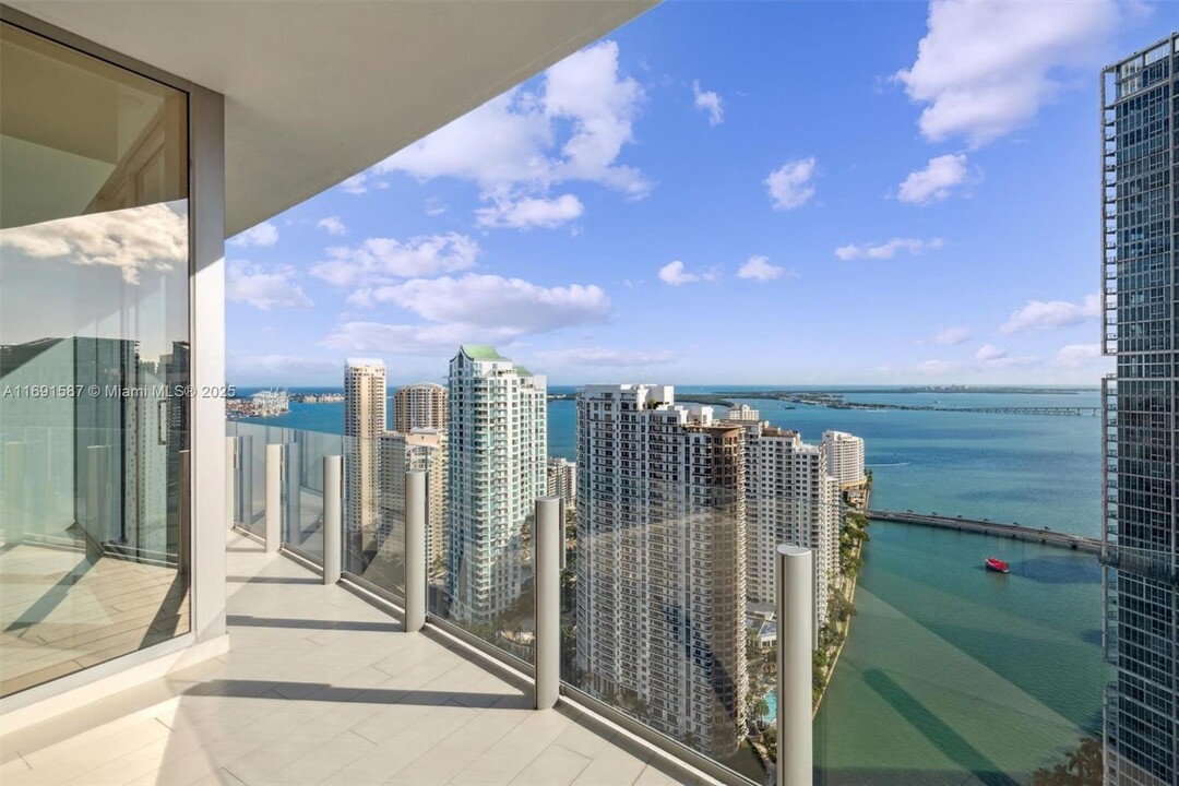 300 Biscayne Boulevard Way, Unit # 3 in Miami, FL - Foto de edificio