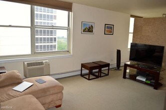 3033 N Sheridan Rd-Unit -Apt 1402 in Chicago, IL - Building Photo - Building Photo