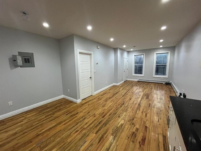 795 Logan St in Brooklyn, NY - Building Photo - Building Photo