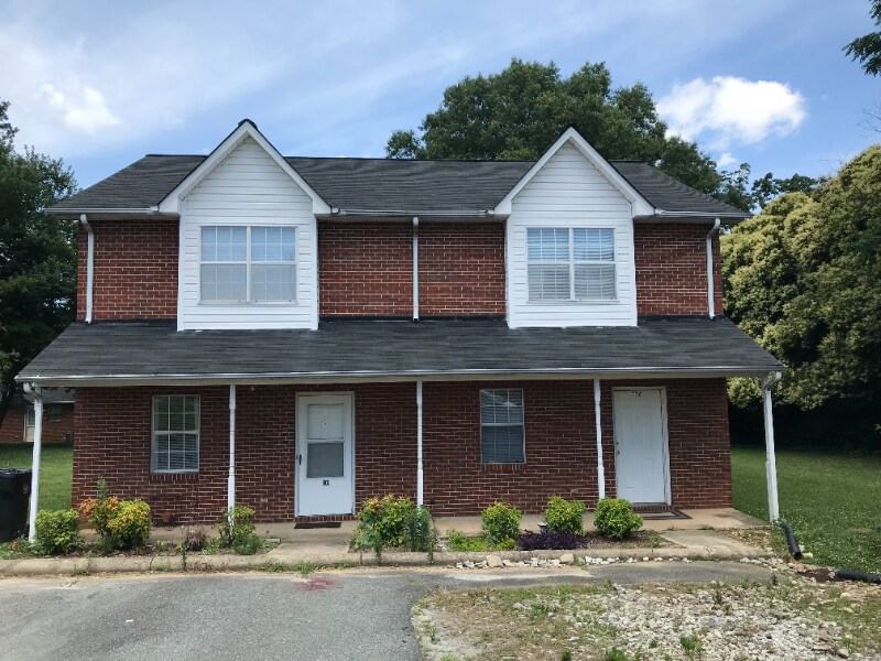 950 N Main St in Mooresville, NC - Building Photo