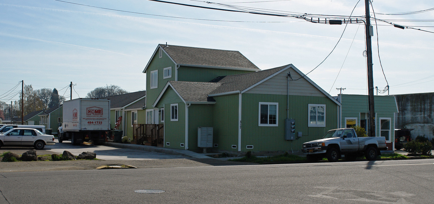 317 Main St SE in Albany, OR - Building Photo