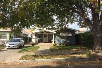 1307 N Cherokee Ave in Los Angeles, CA - Foto de edificio - Building Photo