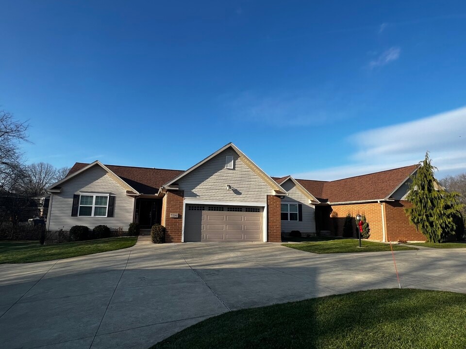 7296 Bretz St NW, Unit 7296 in Massillon, OH - Foto de edificio