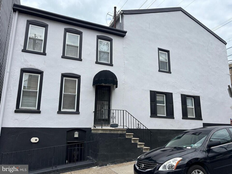 112 Grape St in Philadelphia, PA - Building Photo