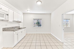 908 Martin Luther King Jr Ave, Unit 11 in Long Beach, CA - Building Photo