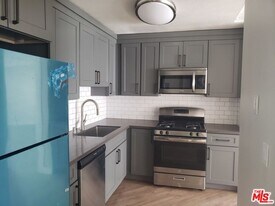 310 S Kenmore Ave in Los Angeles, CA - Building Photo