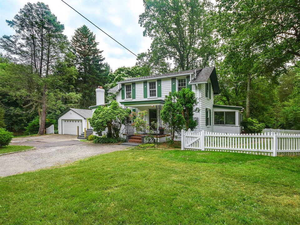 23 Pinetree Ln in Old Westbury, NY - Building Photo