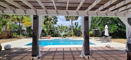 2115 Alvarado Ln in Sarasota, FL - Building Photo - Building Photo