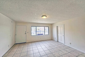 1214 E 82nd St in Los Angeles, CA - Foto de edificio - Building Photo