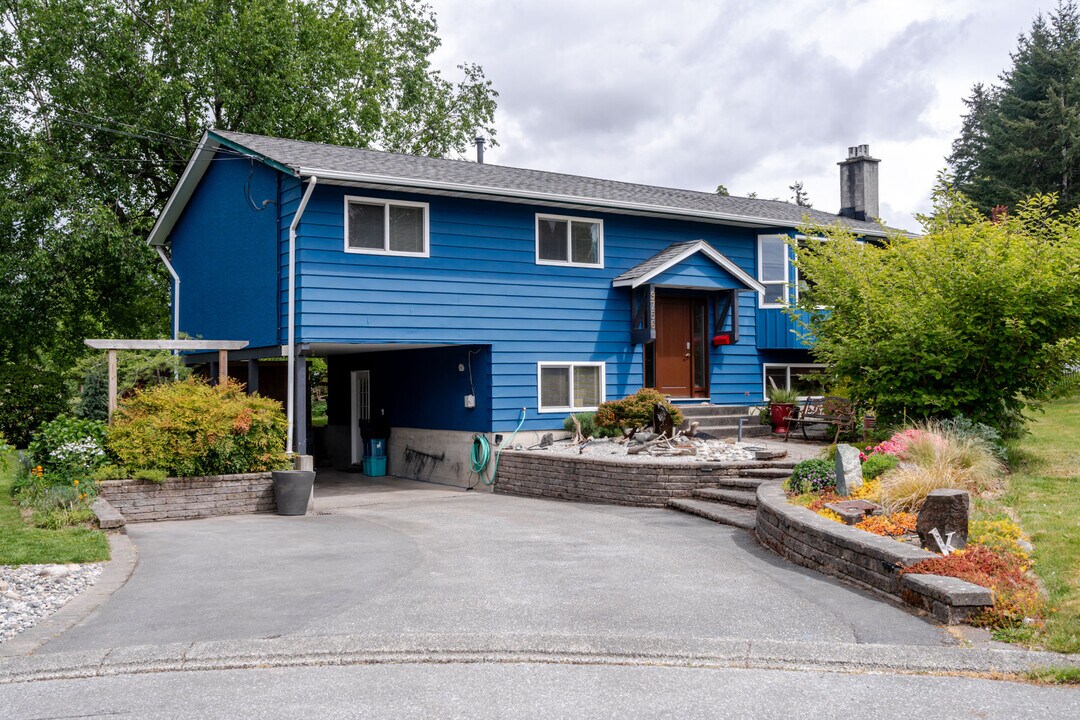 9756 Crown Crescent in Surrey, BC - Building Photo