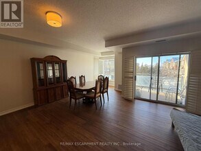 5070 Fairview St in Burlington, ON - Building Photo - Building Photo