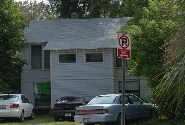 103 NW 10th St in Gainesville, FL - Foto de edificio - Building Photo